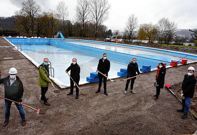Bild 1: Vorher-Nachher-Fotos: So hat sich das Freibad Waldshut während der Sanierung verändert