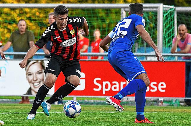 Fehlt: Almin Mislimovic (links auf unserem Archivbild gegen den Bahlinger Tobias Klein) steht dem FSV Rheinfelden im Derby beim FC Zell ...