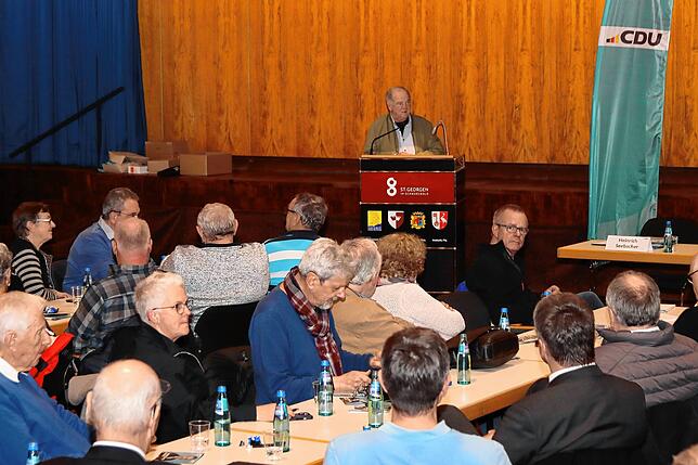 In der Stadthalle von St. Georgen kann Heinrich Seebacher, der Vorsitzende des CDU-Ortsverbandes St. Georgen, gut 60 Parteimitglieder ...