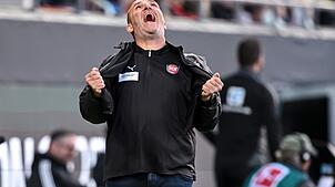 Nichts für schwache Nerven: Heidenheims Trainer Frank Schmidt beim Hinspiel.
