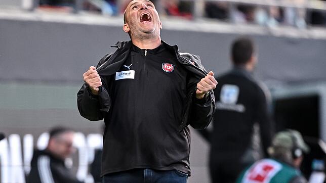 Nichts für schwache Nerven: Heidenheims Trainer Frank Schmidt beim Hinspiel.