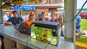 Am Fish on Tour-Anhänger des Landesfischereiverbandes BW wird den Gästen gezeigt, was in und um die Donau lebt. Hauptattraktion sind ...
