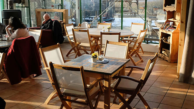 Für viele Deisendorfer Bürger ist das Hofcafé ein beliebter Treffpunkt. Doch dem nicht genehmigten Café im ehemaligen Gewächshaus des ...