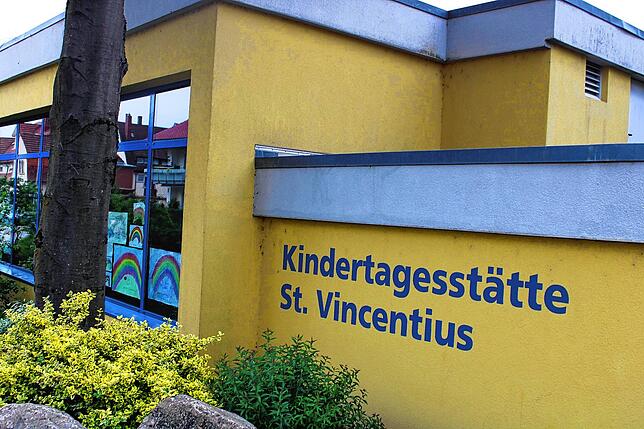 Die Kita St. Vincentius mit den neuesten Kreationen von Regenbogen.