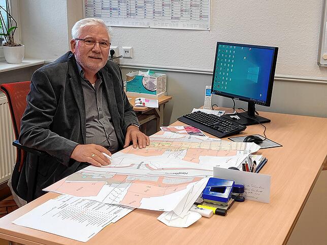 Fred Thelen in seinem Büro im Wallbacher Rathaus: Das Stottern konnte ihn nicht von seinem Engagement in der Kommunalpolitik abhalten.