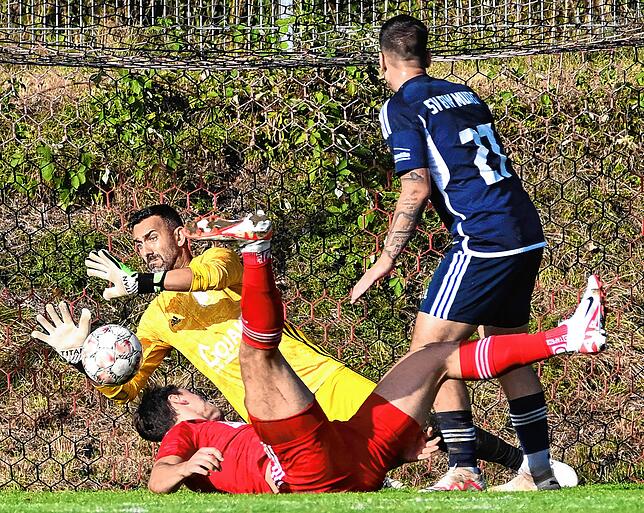 Rückhalt: Elvis Gojak steht auch mit 36 Jahren seinen Mann im Tor des SV Blau-Weiß Murg. Hier entschärft er einen Fallrückzieher von Tim ...