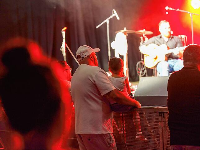 Bild 5: Kulturufer in Friedrichshafen: Buntes Treiben am Abend