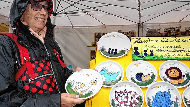 Nicht nur Gebrauchsgeschirr, auch viele originelle Deko-Ideen ziehen beim Töpfermarkt auf dem Waldshuter Viehmarktplatz die Blicke auf ...
