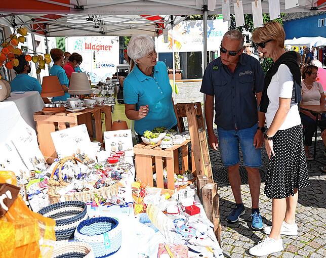 Am Stand des Frauenvereins Tiengen interessieren sich Doris und Martin Schnee aus Tiengen (rechts) für die angebotenen Bastelartikel. ...
