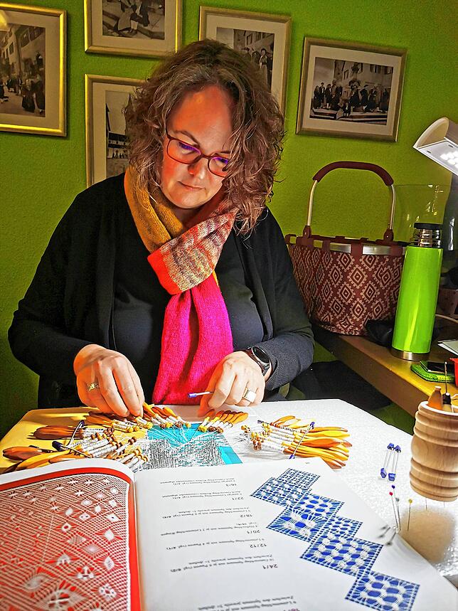 Birgit Beck, Zunftmeisterin der Historischen Narrenzunft Markdorf, ist seit 2019 Kursteilnehmerin. Gerade arbeitet sie an einer ...
