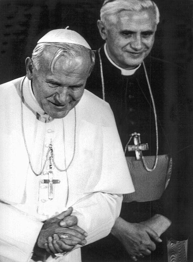 Papst Johannes Paul II. (links) förderte Kardinal Ratzinger.