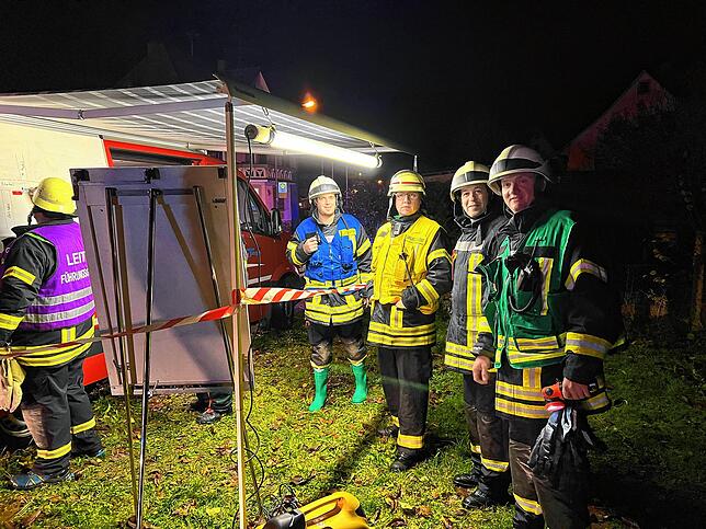 Bis um 7 Uhr morgens waren die Einsatzkräfte der Feuerwehr damit beschäftigt, die Schäden des Hochwasser zu beseitigen.