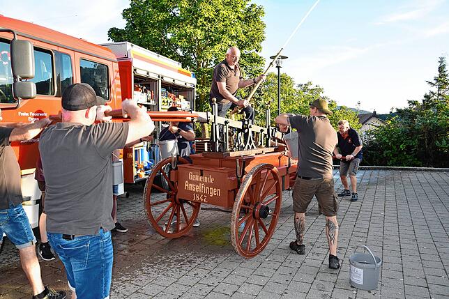 Die Handdruckspritze musste wie früher mit Wassereimern befüllt werden – das sei anstrengend gewesen, berichtet Kommandant Michael Engesser.
