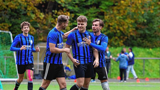 Jubel des SV Orsingen-Nenzingen, der beim Aufsteiger SV Allensbach 4:2 gewann. Lennart Feldt (Zweiter von rechts) traf zweimal für die ...