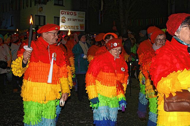 Eine Gruppe mit 80 Regenbogennarren reiste extra aus der Stühlinger Partnerstadt Bellême zum Narrentreffen an.