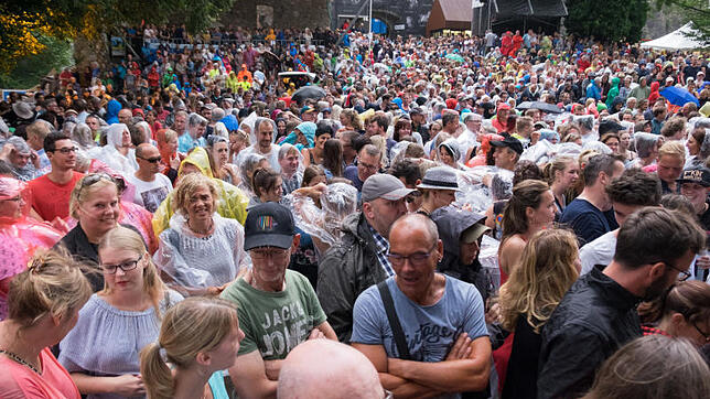 3200 Besucher wollten beim Hohentwielfestival die schottische Sängerin Amy Macdonald erleben. Wegen einer schweren Unwetterwarnung ...