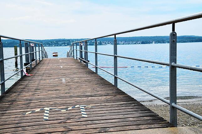 Der Steg beim Ostbad ist als Einbahnstraße konzipiert. Gäste gelangen über ihn ins Wasser, aber nicht wieder zurück an Land.
