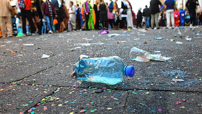 Müll, Sachbeschädigung, Vollrausch: Mit diesen Begriffen wird Fasnacht in Verbindung und Verruf gebracht, wie man an diesem Bild vom ...