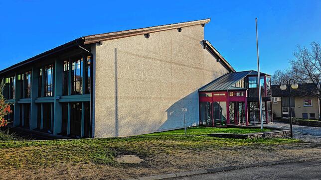 Die Hallennutzungsgebühr – hier die Mehrzweckhalle Riedheim – wird teurer. Dafür will die Gemeinde auf die Umsatzbeteiligung bei ...
