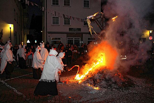 Bild 4: Bilder vom Fasnetverbrennen in Meßkirch 2025: Ein einzigartiges Spektakel!
