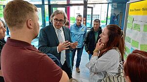 Regierungspräsident Carsten Gabbert (Zweiter von links) hatte in der Stadthalle Bonndorf viele Fragen rund die Sanierung der ...