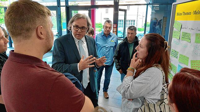 Regierungspräsident Carsten Gabbert (Zweiter von links) hatte in der Stadthalle Bonndorf viele Fragen rund die Sanierung der ...