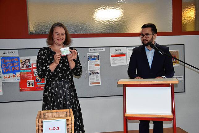 Ein Notfallpaket hielten die stellvertretenden Schulleiter Christina Schuchardt und Philipp Hodapp für die neue Leiterin der ...