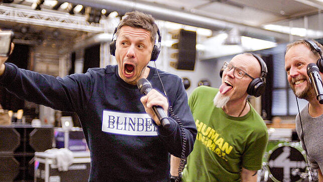 Mit Spaß bei der Sache: Michi Beck (von links), Thomas D und Smudo in einer von &bdquo;Wer 4 sind&ldquo;. Der Film kommt am 15. ...