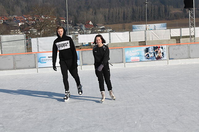 Bild 31: Werkrealschüler genießen die Blumberger Eisbahn