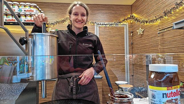 An Ivona Ćužes Stand gibt es viele Nutellagläser. Kein Wunder: Die habe ihre Kunden besonders gern auf dem Crêpe.