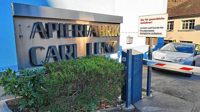 Einfahrt zur Papierfabrik Carl Lenz in der Hauptstraße 40 in Wehr. Das „P“ im Firmenschild fehlte schon länger.