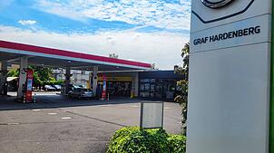 Am BEZ-Kreisel in der Zeppelinstraße stehen eine Esso-Tankstelle sowie eine Filiale des Gruppe Graf Hardenberg. Für einen ...