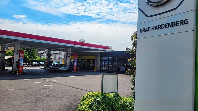 Am BEZ-Kreisel in der Zeppelinstraße stehen eine Esso-Tankstelle sowie eine Filiale des Gruppe Graf Hardenberg. Für einen ...