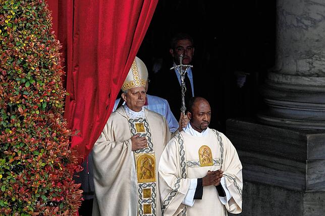 Papst Leo XIV. eröffnet sein Pontifikat mit einer Messe auf dem Petersplatz in Anwesenheit von Staatsoberhäuptern, Königen und Gläubigen.