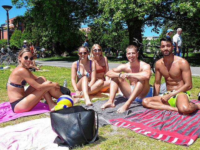 Nicht ganz korrekt nach Corona-Regeln: Lisa, Alia, Celine, Manuel und Linus, alle Sportstundenten, genießen zu fünft die Sonne im ...