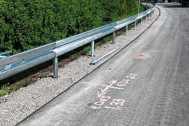Exakt vorgegeben und durch Michael Ruderisch auf der Fahrbahn markiert ist, auf welchem Streckenabschnitt welche Schutzplanken montiert ...