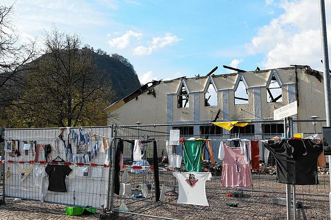 Die Brandruine der Scheffelhalle in Singen, im Hintergrund der Hausberg Hohentwiel.