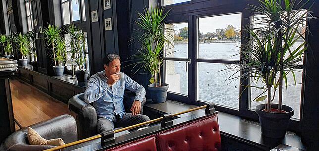Hier genieß Dusan Ciric jeden Morgen seinen Cappuccino. „Ich komme mir vor wie auf einem Schiff“, sagt er. Das Gebäude ...