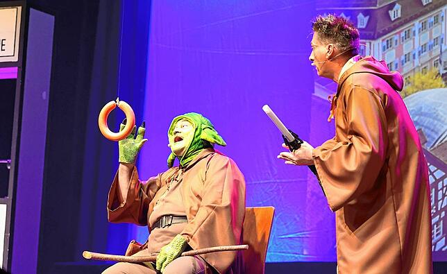Jedi-Meister Yoga (Michael Schlatter) hilft OB Paulinobi (Alexander Bertsch) bei der Lösung des Verkehrsproblems.
