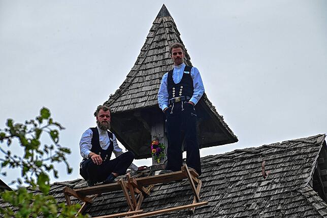 Eine neue Glocke ziert den Dachreiter auf dem Hof. Geweiht von Lisa Bender und Jolante Berberich haben die Söhne der Besitzer, Marius ...