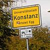 Vor einem Mehrfamilienhaus in der Mainaustraße in Konstanz-Egg sind am Sonntagabend, 22. September, Schüsse gefallen, teilen ...