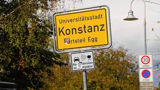 Vor einem Mehrfamilienhaus in der Mainaustraße in Konstanz-Egg sind am Sonntagabend, 22. September, Schüsse gefallen, teilen ...