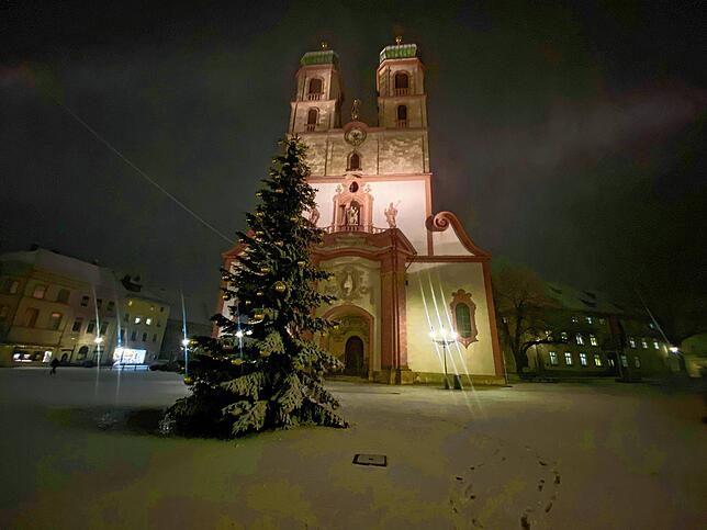 Der schneebedeckte Platz mit dem Münster.