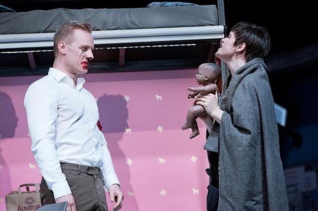 Gretchen (Laura Lippmann) präsentiert dem jungen Hitler (Peter Posniak) ihr Flüchtlingskind. Bild: Ilja Meß / Theater Konstanz
