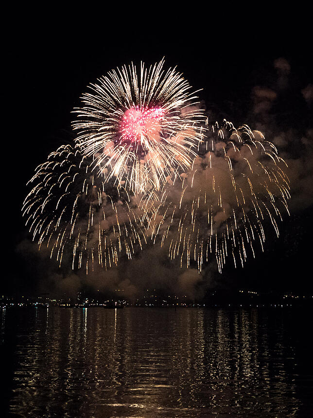 Bild 18: Das Seenachtfest-Feuerwerk vom Logenplatz am Yachthafen: Der Kreuzlinger Teil in Bildern