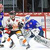 Die Schwenninger Wild Wings (links Johannes Huss, rechts Torhüter Marvin Cüpper) setzten sich am Sonntagabend in der Helios Arena gegen ...