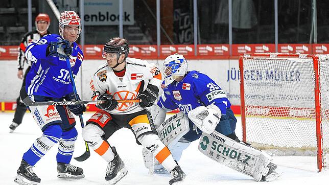 Die Schwenninger Wild Wings (links Johannes Huss, rechts Torhüter Marvin Cüpper) setzten sich am Sonntagabend in der Helios Arena gegen ...