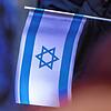 Eine israelische Handfahne auf einer Kundgebung gegen Antisemitismus. Im Landkreis Waldshut wurden mindestens drei an Einrichtungen der ...