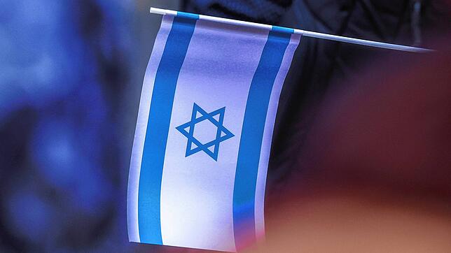Eine israelische Handfahne auf einer Kundgebung gegen Antisemitismus. Im Landkreis Waldshut wurden mindestens drei an Einrichtungen der ...
