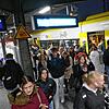 Dieser Ringzug ist zwar trotz Warnstreiks gefahren – aber wie: Bis zur Belastungsgrenze mit Menschen angefüllt erreicht er aus ...